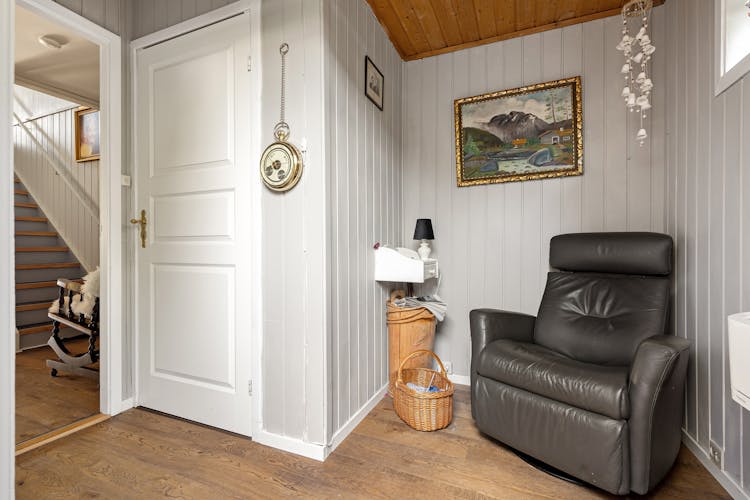 A Leather Armchairs Standing In A Room Of A House 