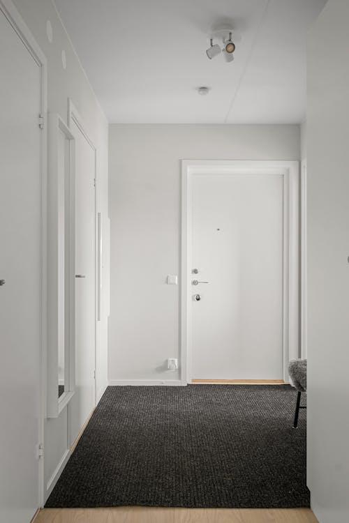 Darmowe zdjęcie z galerii z apartament, białe drzwi, białe ściany