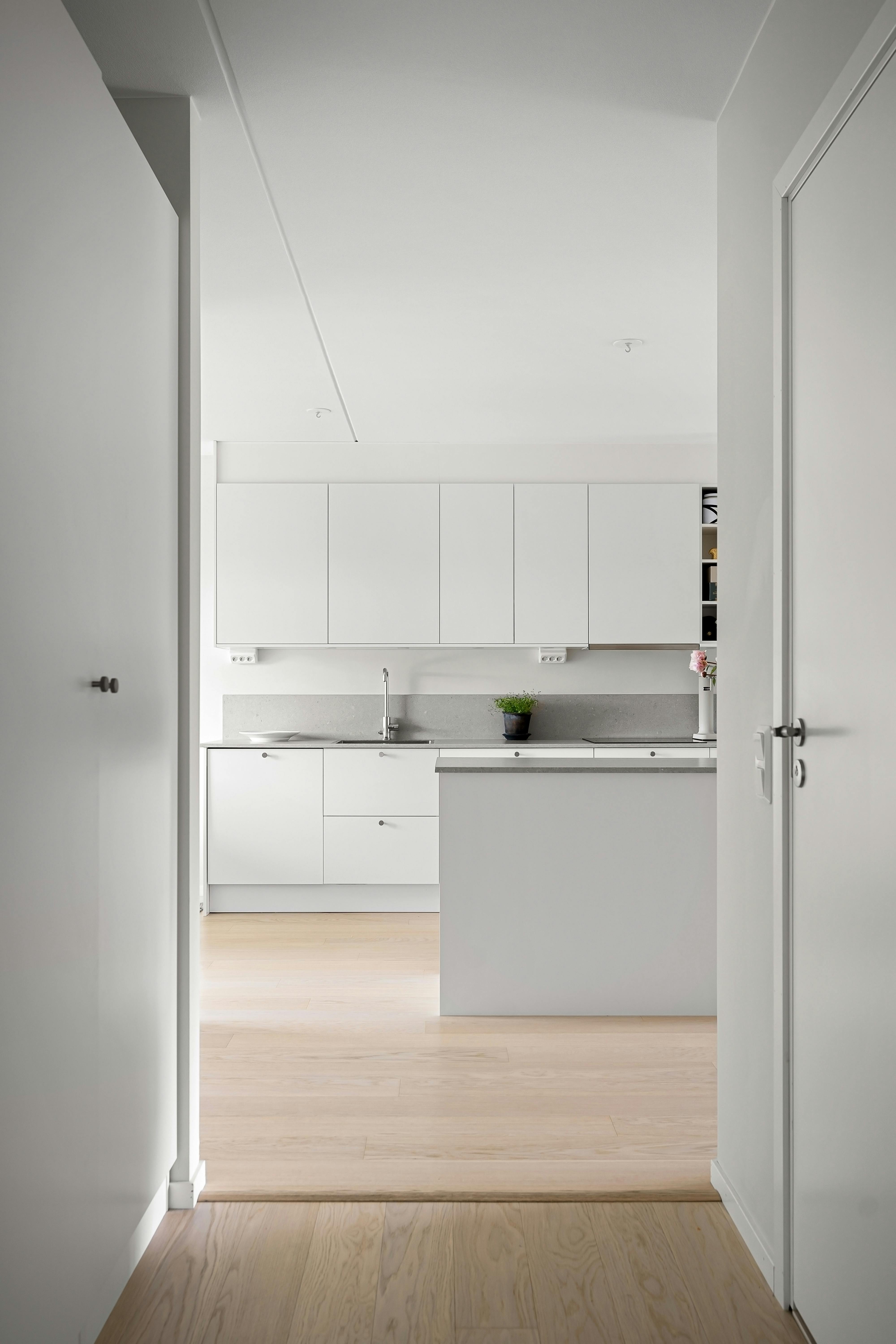 Cuisine moderne et épurée avec surfaces blanches