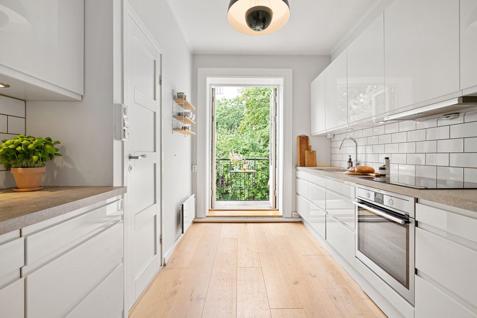Kompakte Outdoor-Küche auf einem Stadtbalkon mit grauen Modulen und Elektrogrill