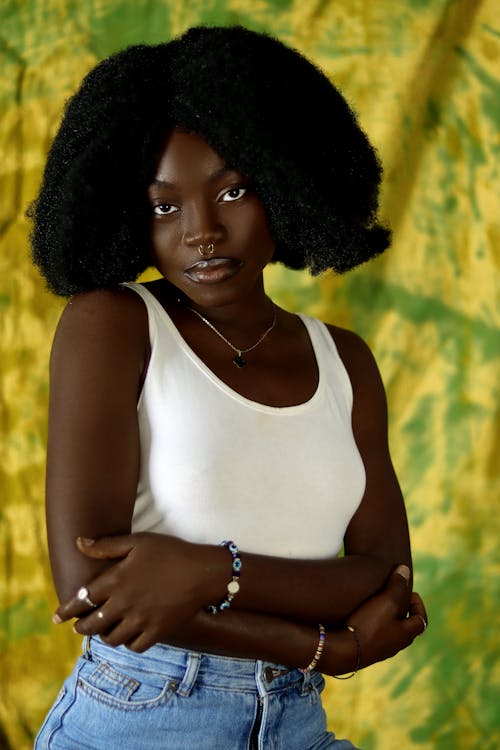 Kostenloses Stock Foto zu afro-haar, farbige frau, fotoshooting