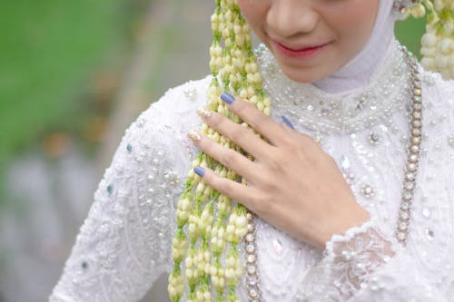 ağız, Asyalı kadın, Beyaz elbise içeren Ücretsiz stok fotoğraf