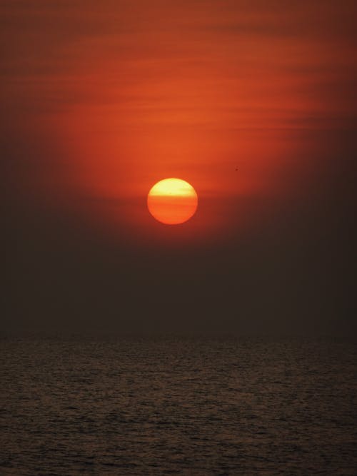 Fotobanka s bezplatnými fotkami na tému červený západ slnka, horizont, krajina pri mori