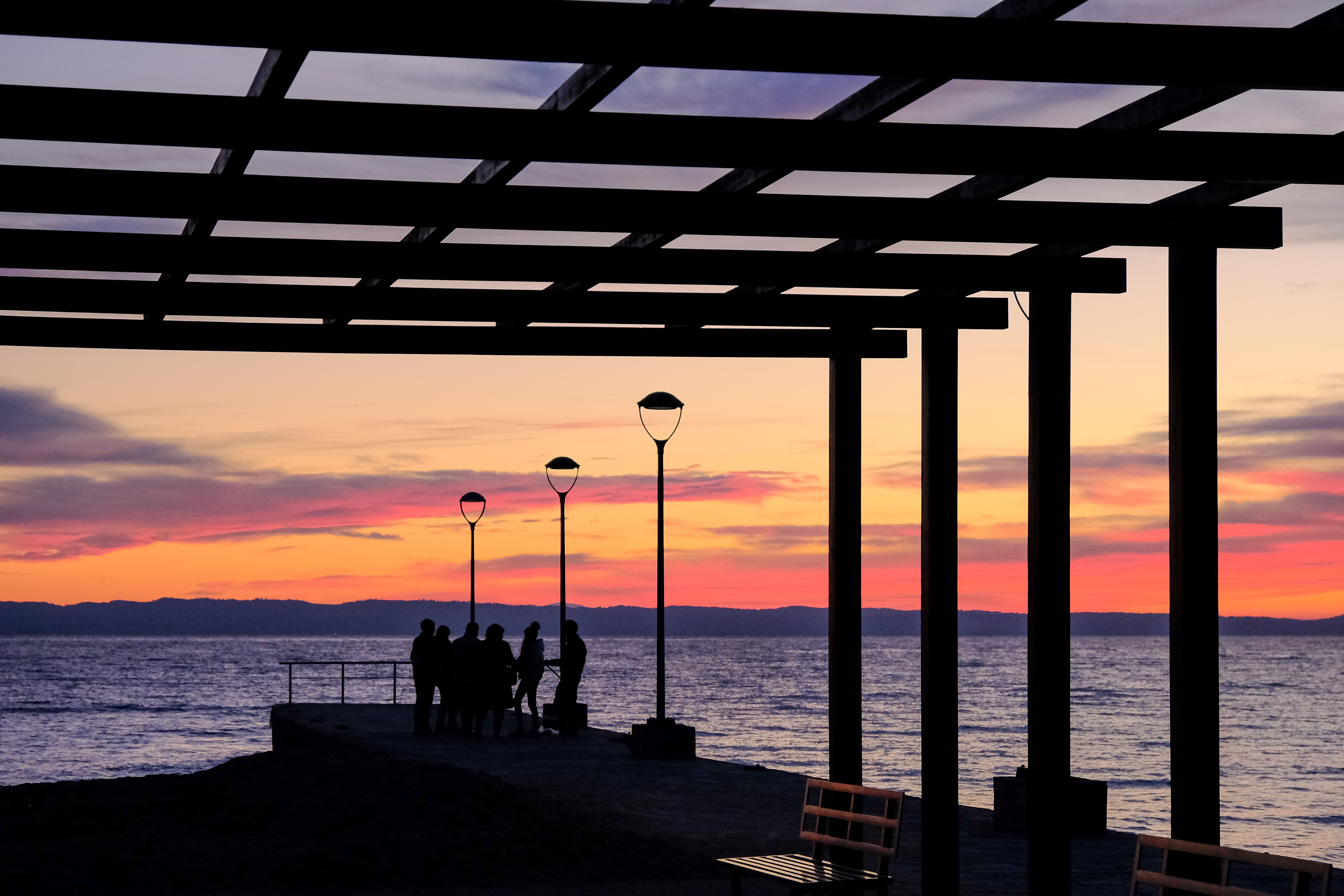 Vue urbaine au crépuscule, à l’image de patras.
