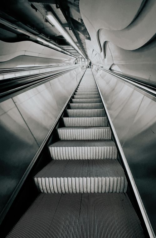 Free A vertical black and white shot of an empty escalator tunnel in Istanbul, Türkiye. Stock Photo