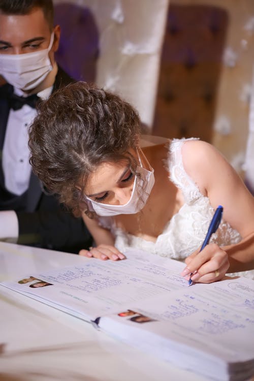 Kostenloses Stock Foto zu bräutigam, frau, gesichtsmasken