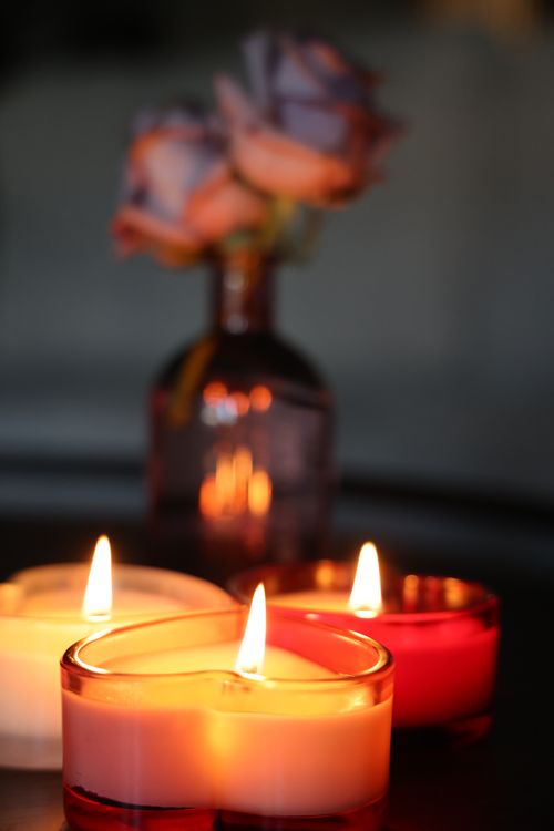 Free Soft focus on heart-shaped candles with roses, creating a warm ambiance. Stock Photo