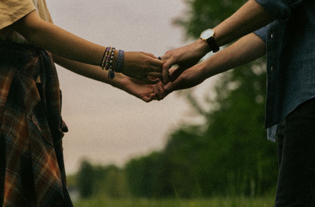 Online dating: starting a conversation on a niche platform
