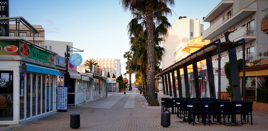 Carta digital con etiquetas de temporada en terraza española