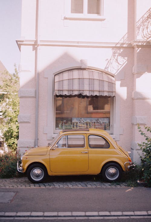 Foto profissional grátis de calçada, calçadas, carro amarelo