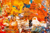 这是一幅色彩缤纷、动感十足的抽象丙烯画，纹理生动，色调温暖