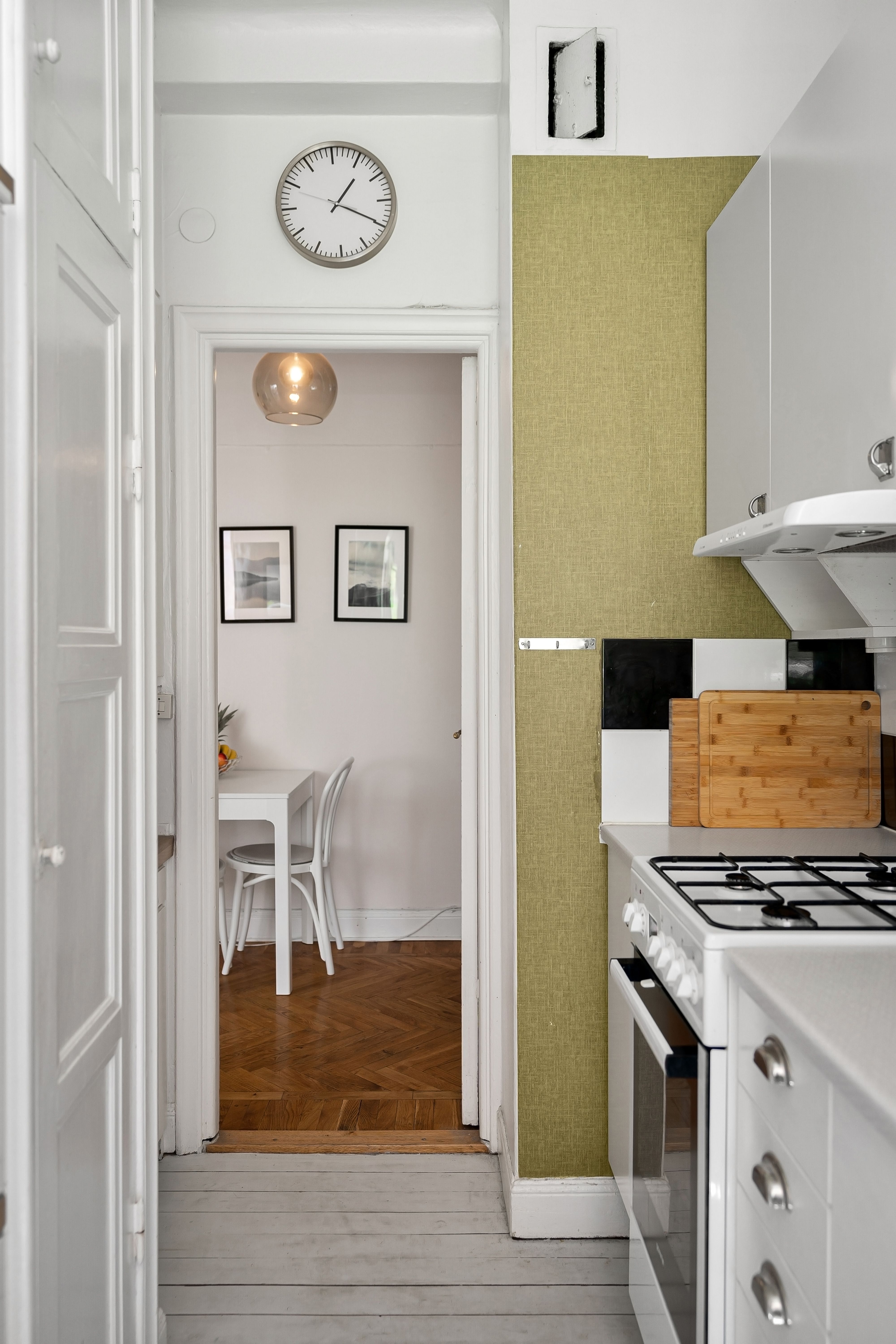 Compact kitchen arranged for movement between sink, preparation and cooking