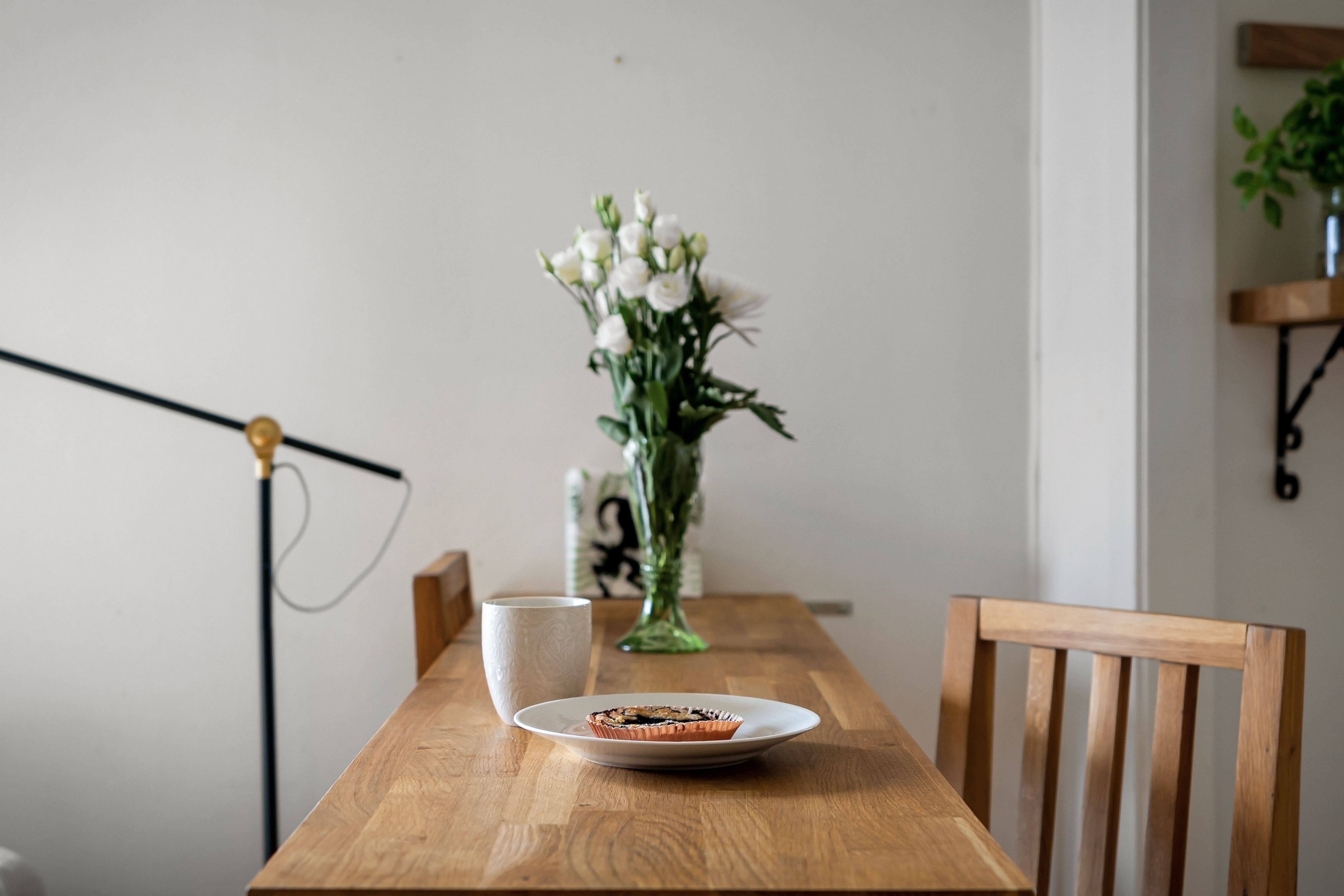 Strakke lijnen en lege muren in woonkamer.