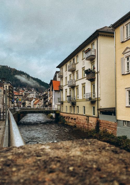 Free Picturesque riverside view of European townhouses against a charming urban backdrop. Stock Photo