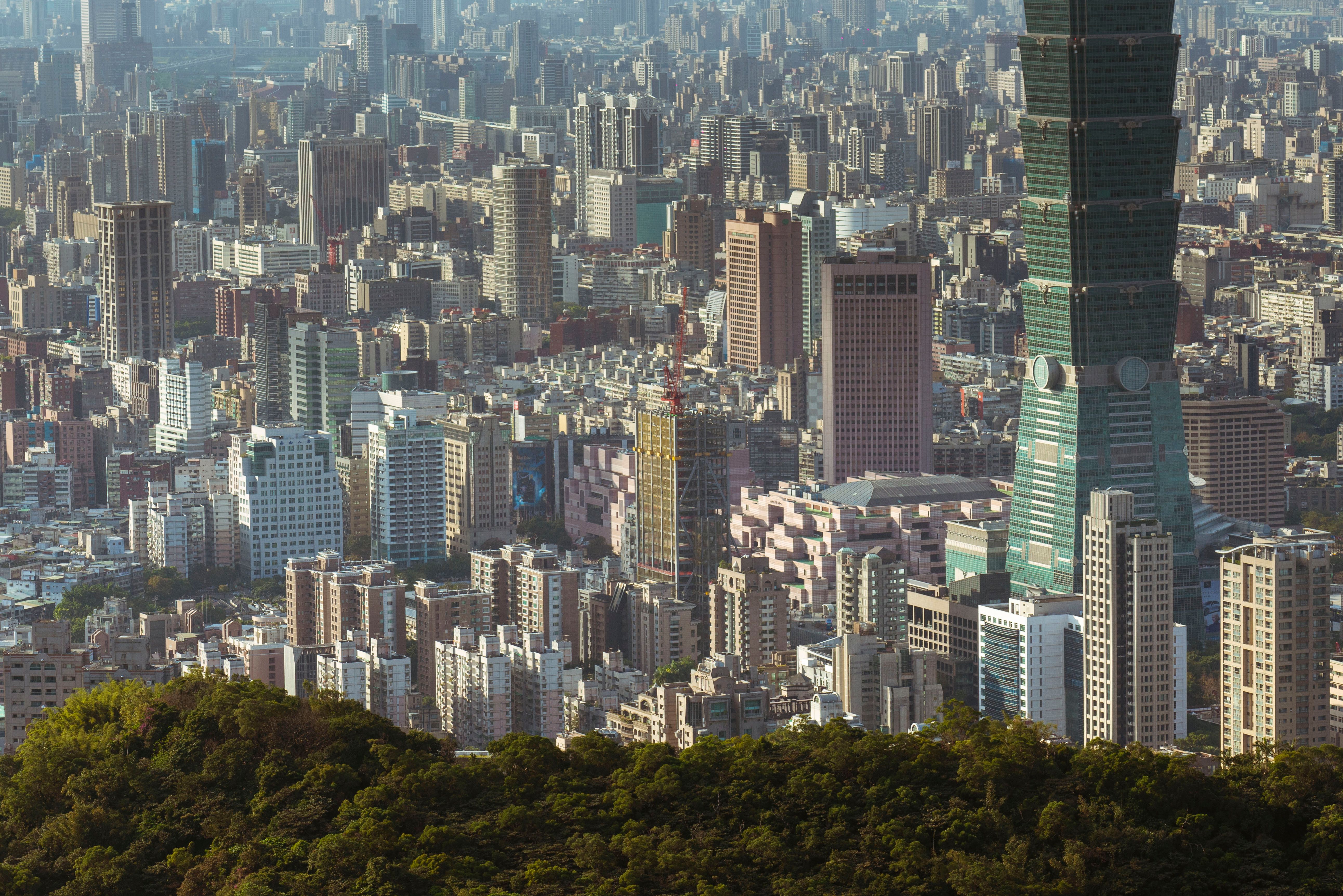 A city skyline with tall buildings and trees · Free Stock Photo