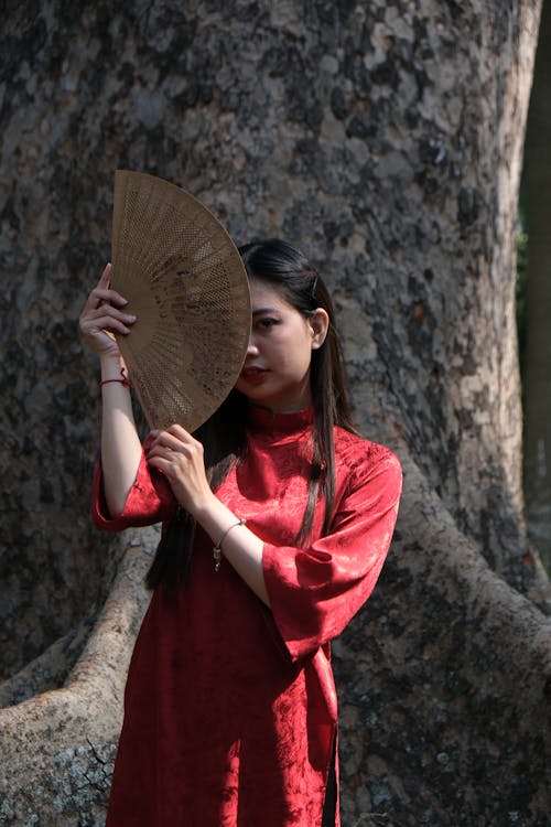 Základová fotografie zdarma na téma asiatka, červené šaty, držení