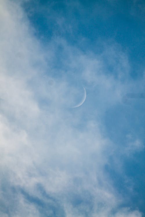 Crescent behind White Cloud