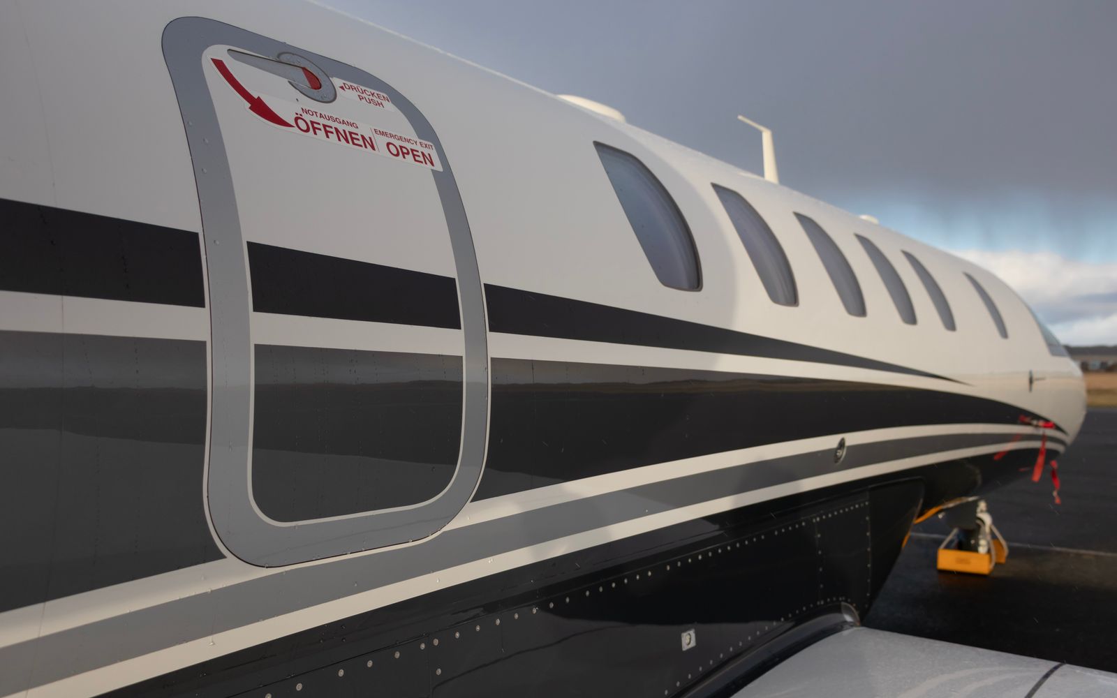 Private aviation chauffeur transfers at Farnborough Airport