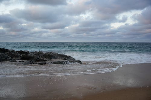Fotobanka s bezplatnými fotkami na tému breh, kývať, more