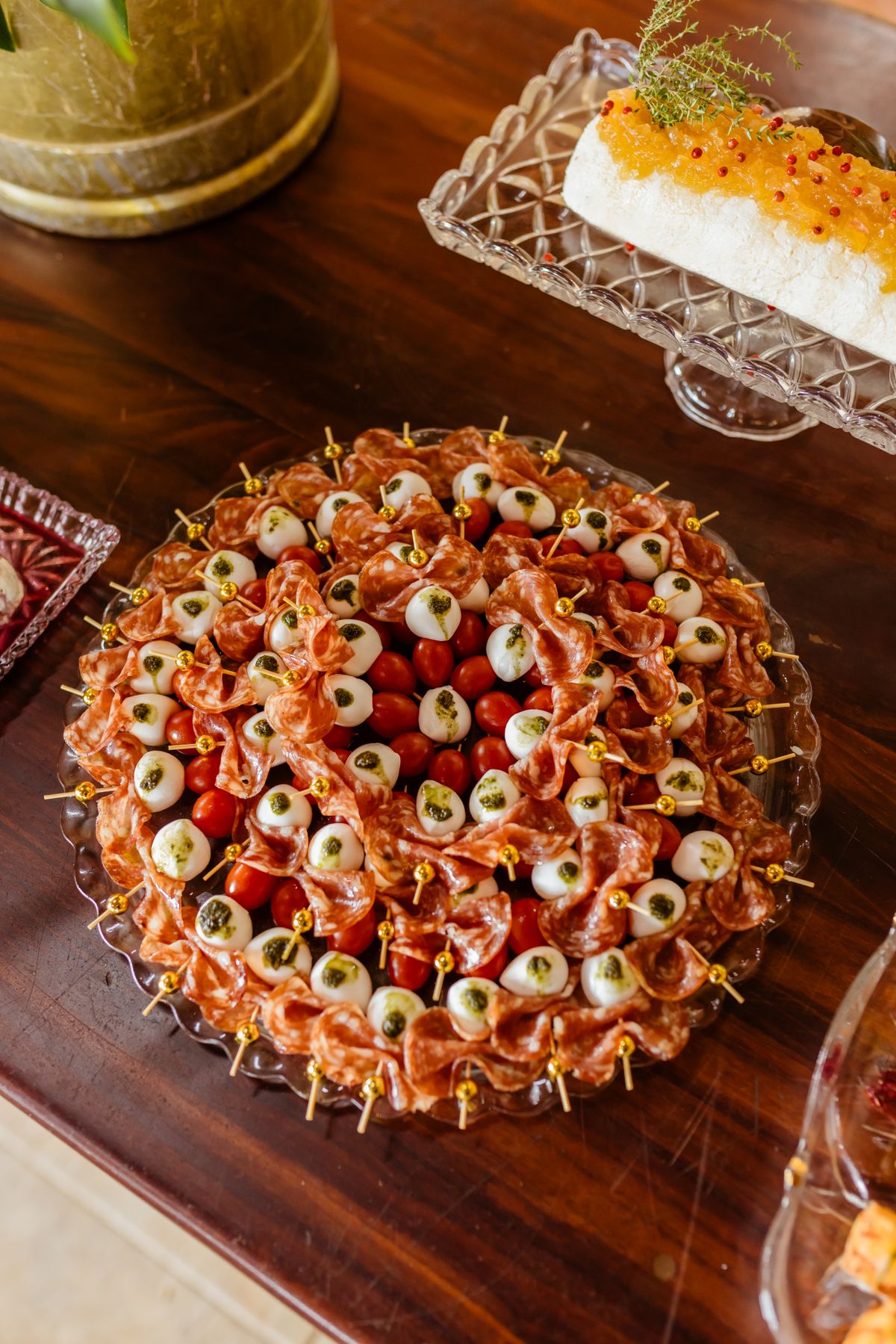 Table d'apéritif dînatoire d'été avec planche de mises en bouche, verrines et bouchées colorées à présenter