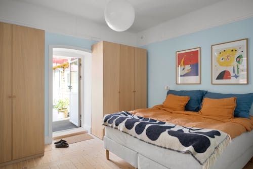 Free A bedroom with blue walls and wooden floors Stock Photo