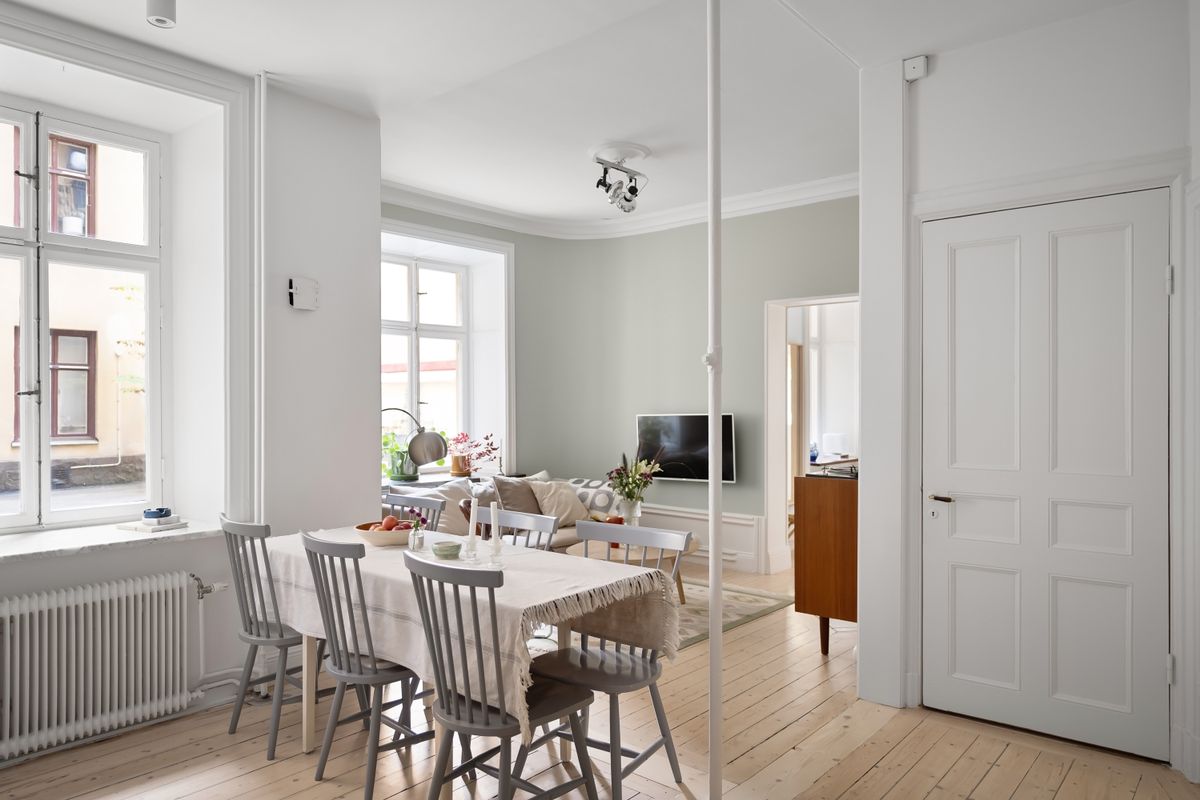 Ljust och minimalistiskt vardagsrum i skandinavisk stil, redo för Airbnb-gäster