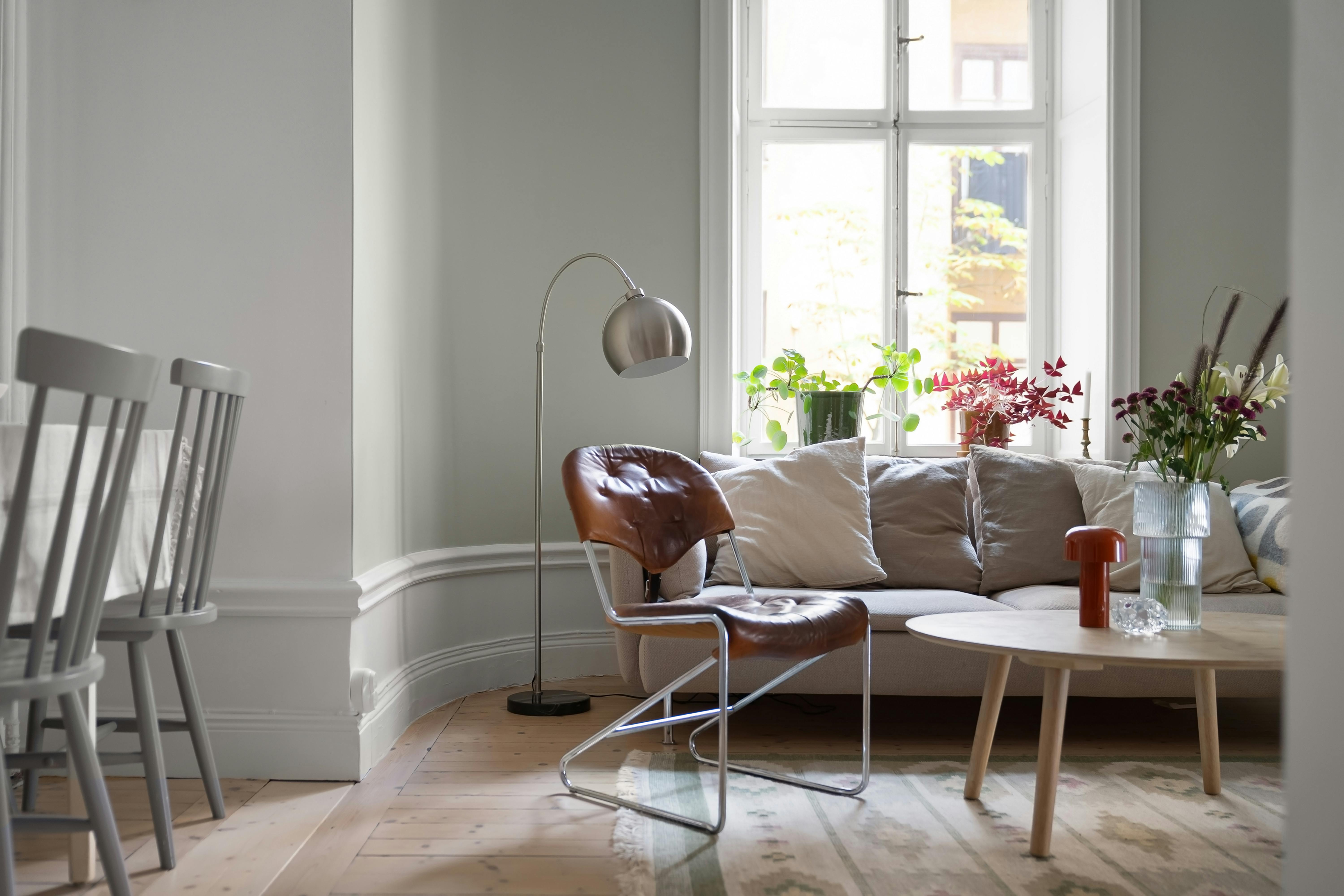 Gemütliches deutsches Wohnzimmer mit mehreren Stehleuchten und Tischleuchten in warmem Licht