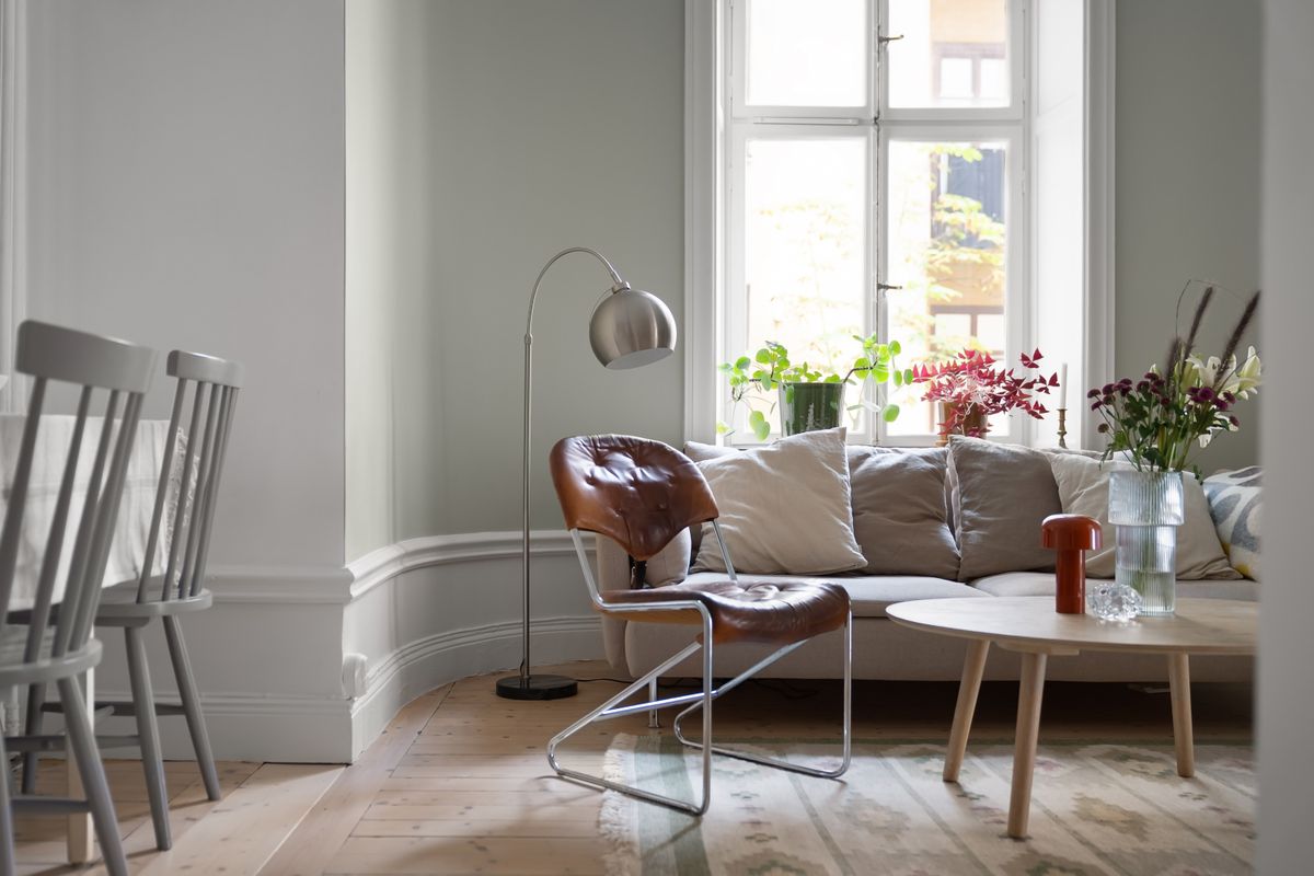 Phòng khách phong cách Scandinavian sáng sủa với nội thất hiện đại và ánh sáng tự nhiên