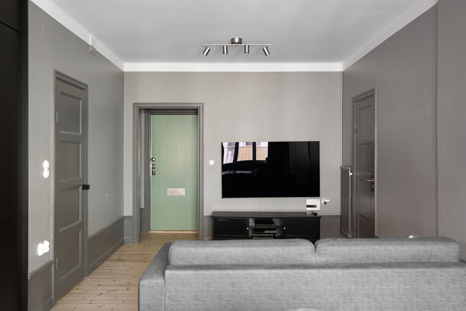 About IPTVV.com IPTV service in a simple home television setting