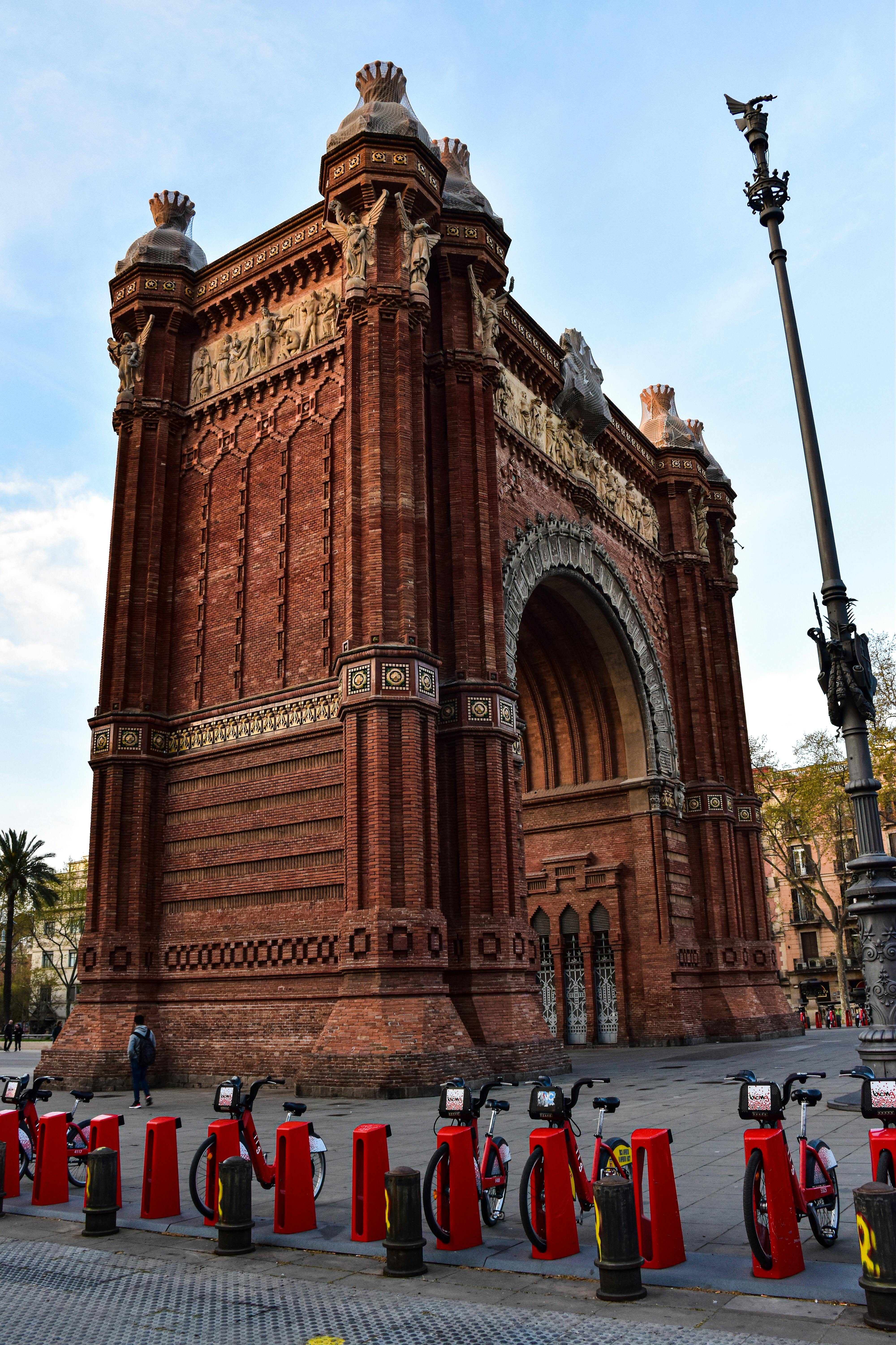 triumph arch on a square in barcelona