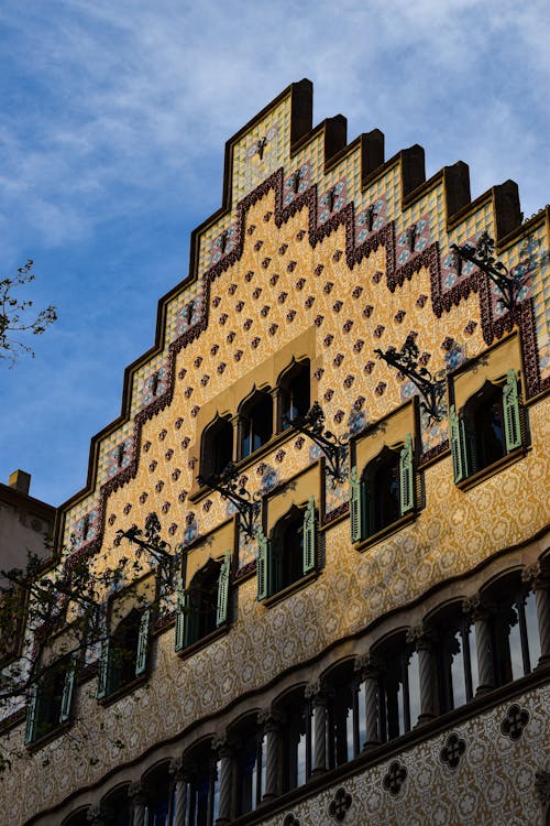 Free A building with a lot of windows and a blue sky Stock Photo