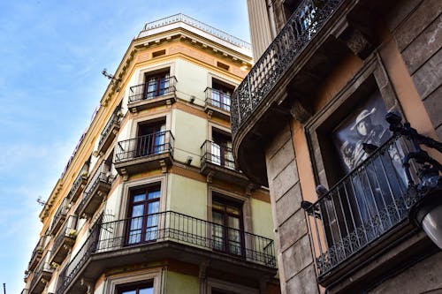 Gratis arkivbilde med balkonger, barcelona, blå himmel