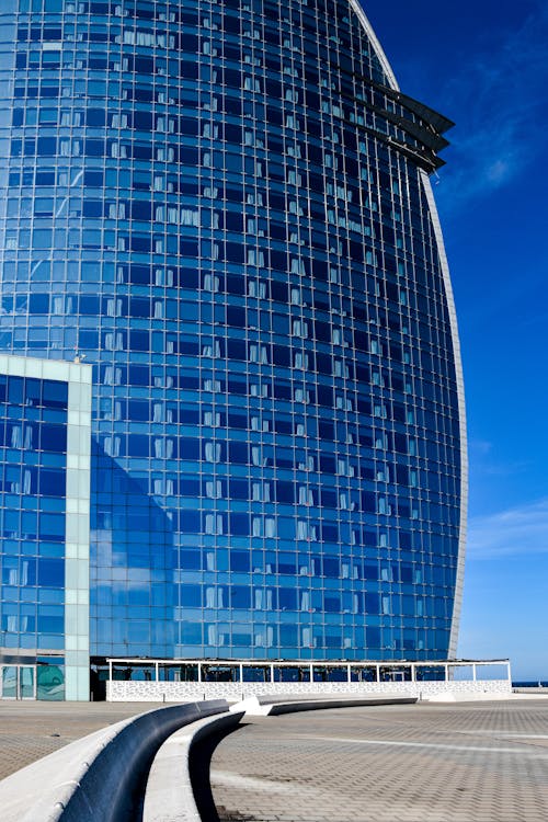 Kostenloses Stock Foto zu barcelona, blauer himmel, direkt am strand