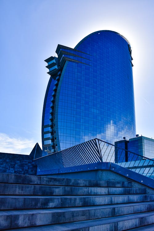 Darmowe zdjęcie z galerii z barcelona, błękitne niebo, budynek od zewnątrz