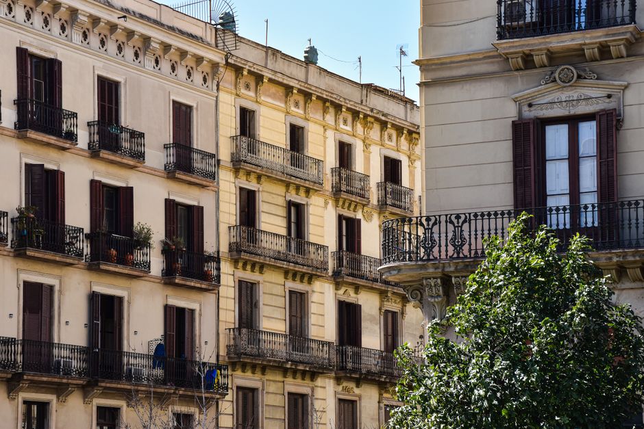 Una vista de balcones residenciales clásicos en Barcelona, España, que muestra la arquitectura urbana tradicional.