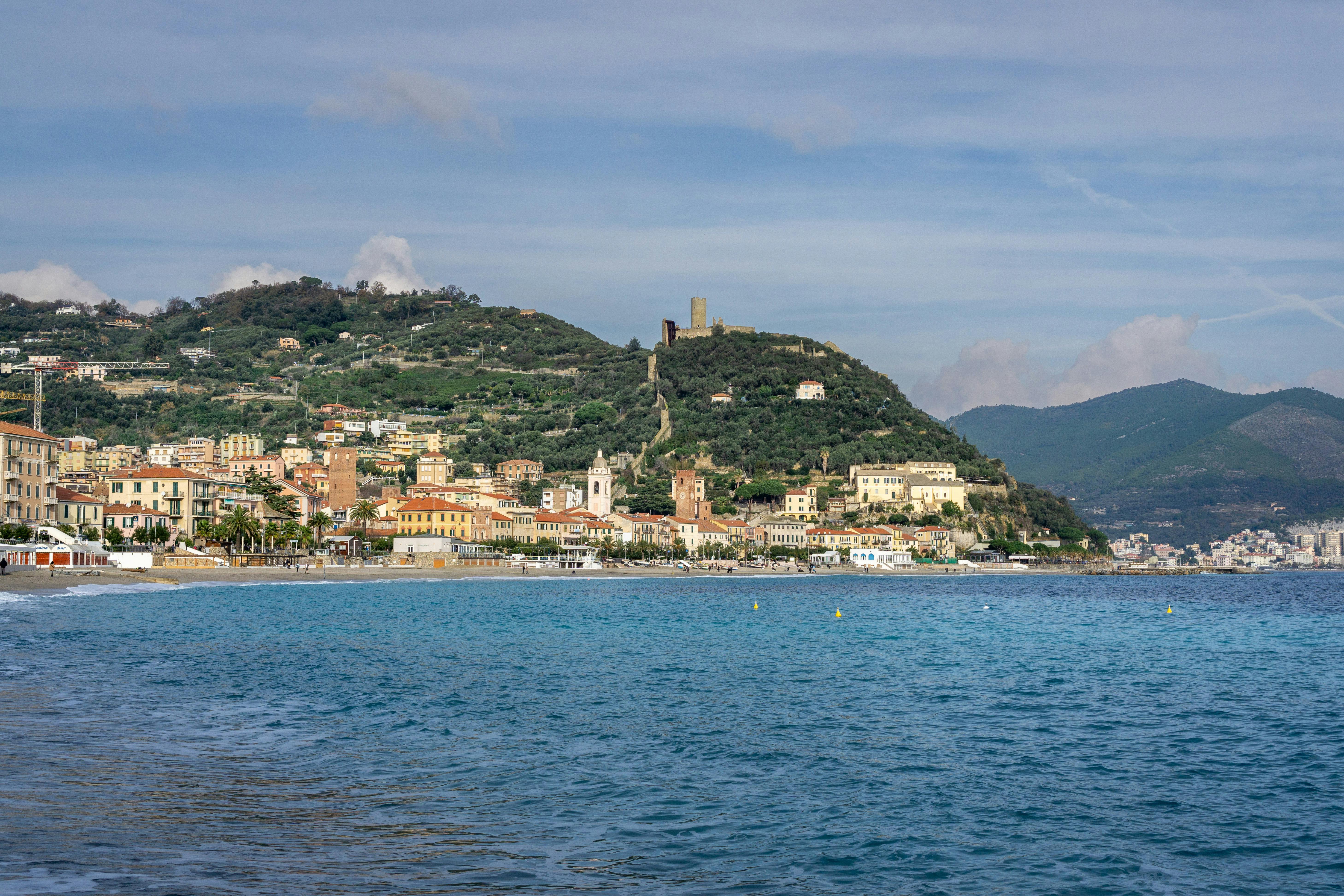 Guida a Riviera di Ponente: Dove il Mare Incontra la Dolcezza