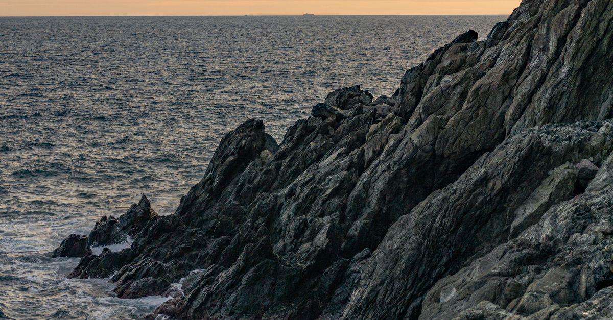 Sharp Cliff at Dusk · Free Stock Photo