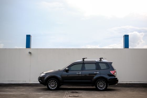 Side profile of a black SUV parked in front of a white wall — photo by Ayyeee Ayyeee on Pexels