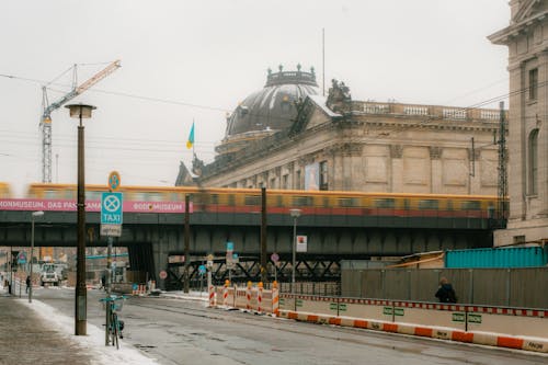 Základová fotografie zdarma na téma Berlín, budova, déšť