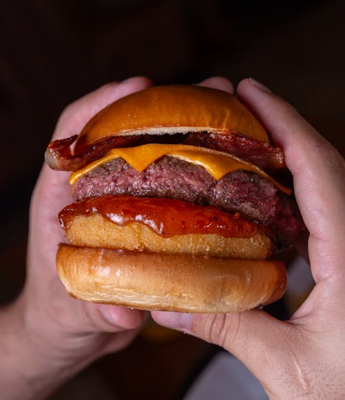 Бесплатное стоковое фото с вертикальный выстрел, выборочный фокус, гамбургер