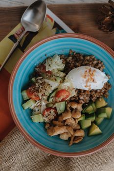 Bol de Quinoa aux Légumes Rôtis