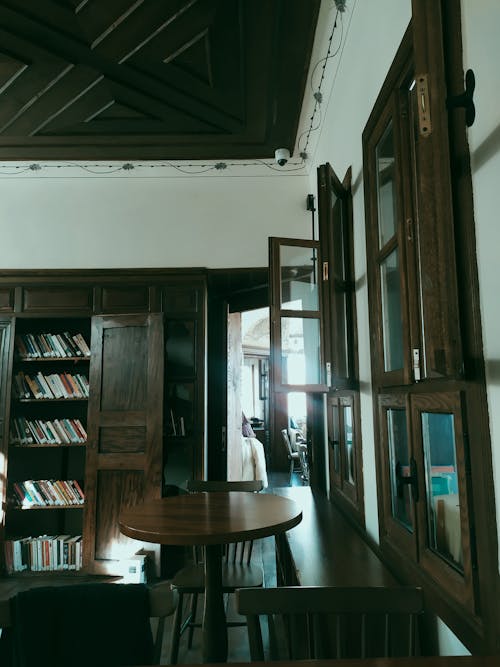 Бесплатное стоковое фото с библиотека, вертикальный выстрел, интерьер