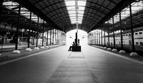 기차역 플랫폼, 독서, 독서 책의 무료 스톡 사진
