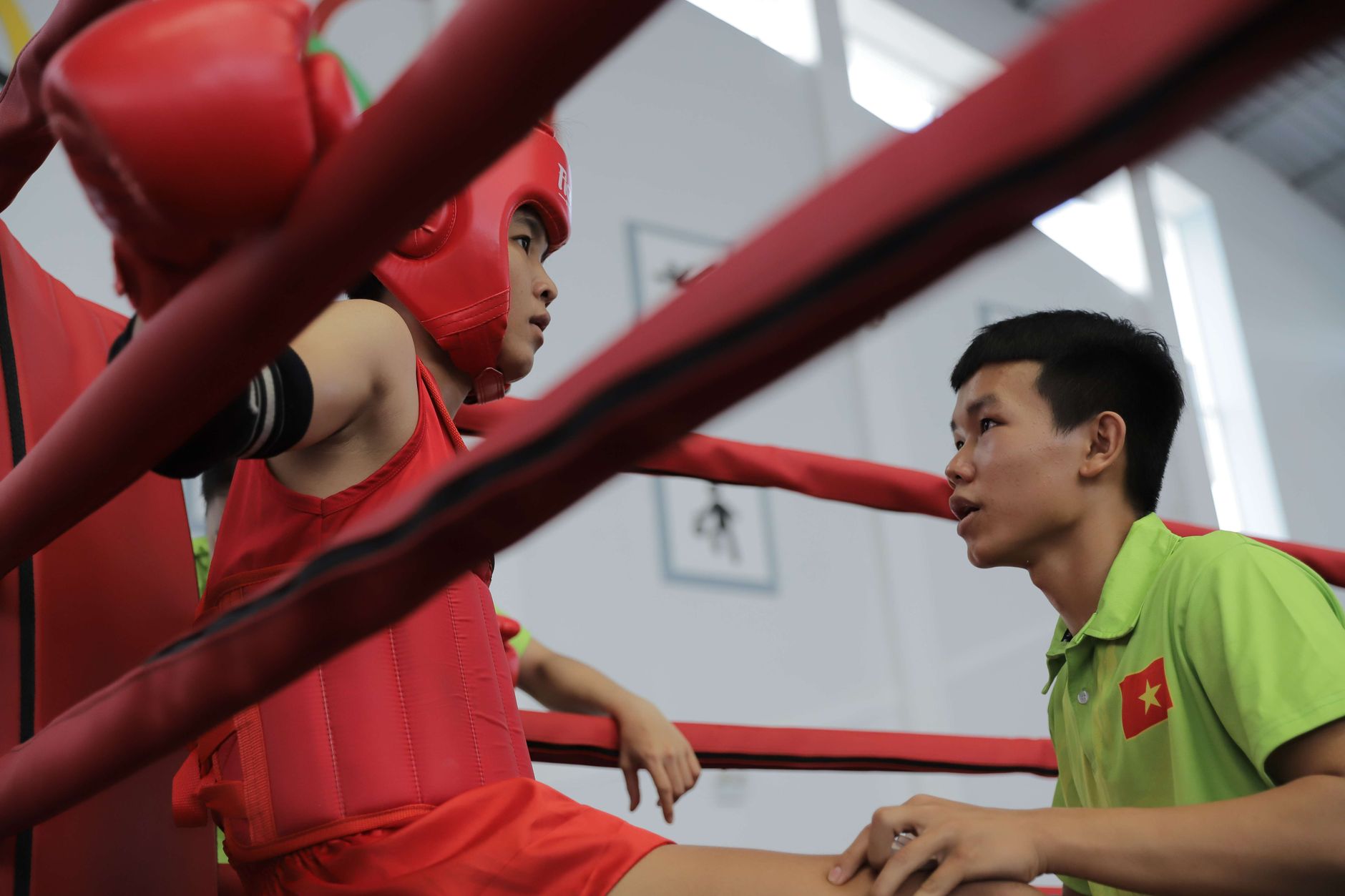 Người cố vấn Châu Á lắng nghe và hỗ trợ đồng nghiệp trẻ.