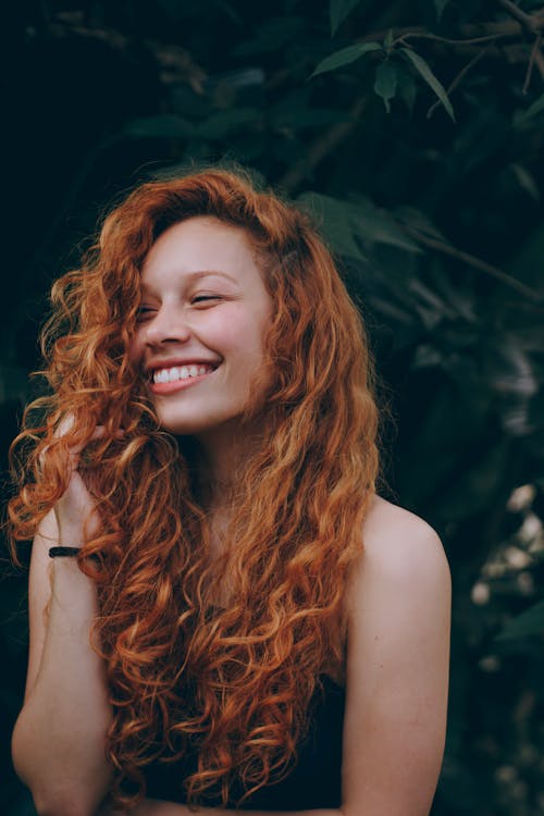 Mujer Sonriente, Con, Pelo Rojo