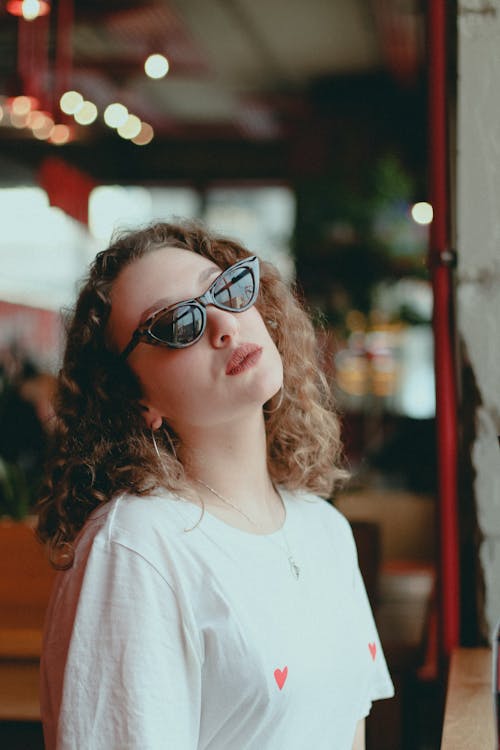 Femme Portant Un T Shirt à Col Rond Blanc