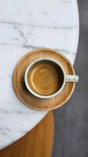 Frisch gebrühter Espresso in Keramiktasse, von oben
