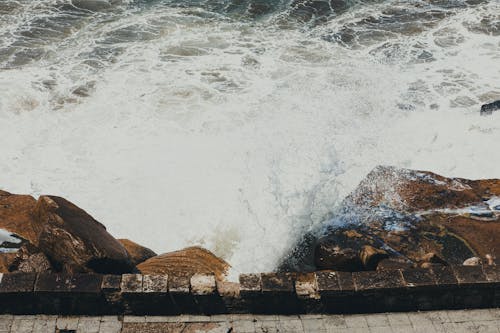 Бесплатное стоковое фото с берег, волна, высокий угол обзора