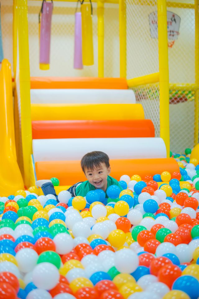 Zona de juego infantil hinchable montada en un espacio interior