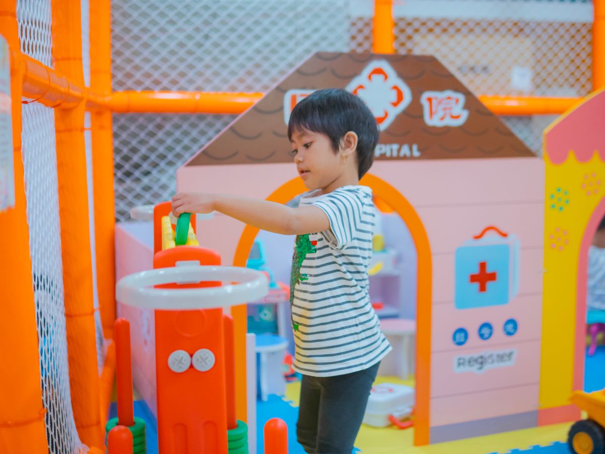 孩子在明亮的室內遊戲空間玩耍